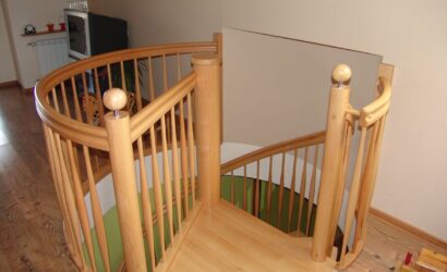 Drewniane schody kręte z drewnianymi balustradami