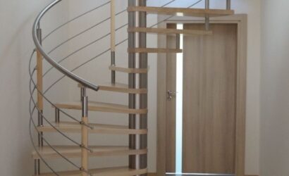Drewniane schody kręte z metalowymi balustradami
