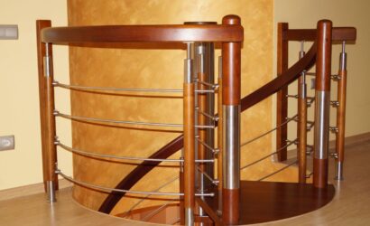 Drewniane schody kręte z metalowymi balustradami
