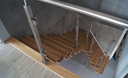 Schody bolcowe ze metalowymi balustradami