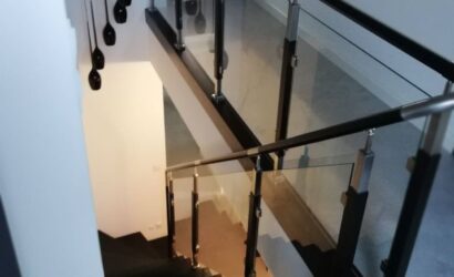 Schody bolcowe ze szklanymi balustradami