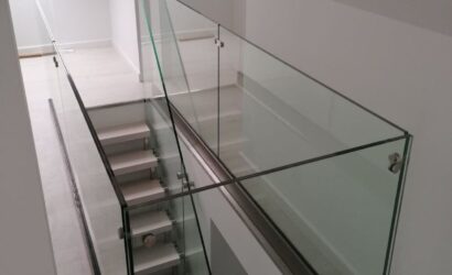 Schody bolcowe ze szklanymi balustradami