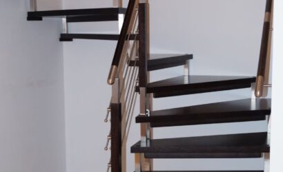 Schody bolcowe ze metalowymi balustradami