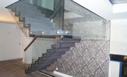 Schody dywanowe ze szklanymi balustradami