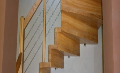 Schody dywanowe ze drewnianymi balustradami
