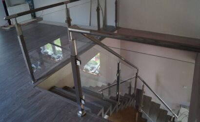 Schody dywanowe ze metalowymi balustradami