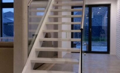 Drewniane schody wewnętrzne ze szklanymi balustradami