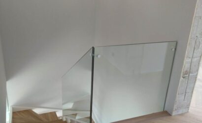 Schody policzkowe ze szklanymi balustradami