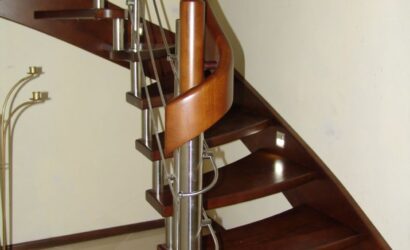 Schody policzkowe z drewnianymi balustradami