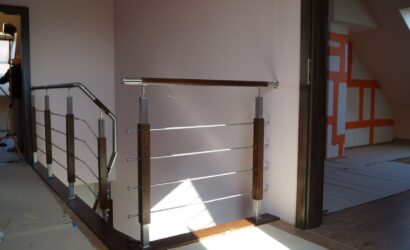 Schody policzkowe z metalowymi balustradami