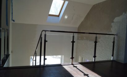 Schody policzkowe ze szklanymi balustradami
