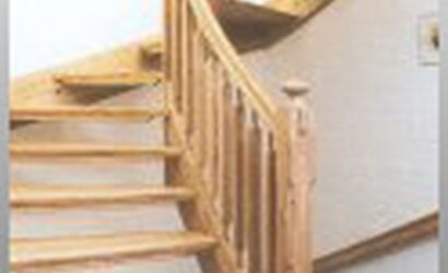 Drewniane schody z drewnianymi balustradami