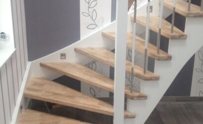 Drewniane schody z metalowymi balustradami