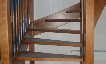 Drewniane schody z metalowymi balustradami