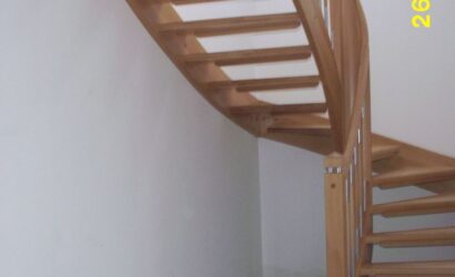 Drewniane schody z drewnianymi balustradami