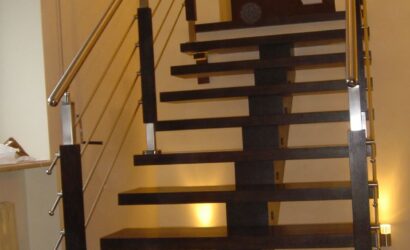 Schody policzkowe z metalowymi balustradami