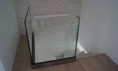 Schody na wandze ze szklanymi balustradami