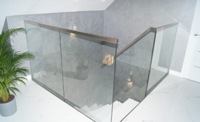 Schody na wandze ze szklanymi balustradami